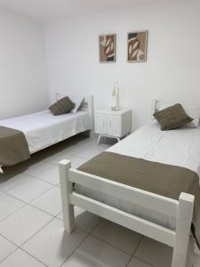 um quarto com duas camas e uma mesa de cabeceira em Departamentos del Estero em Santiago del Estero