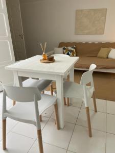 uma mesa branca e cadeiras numa sala de estar em Departamentos del Estero em Santiago del Estero