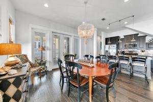 Η κουζίνα ή μικρή κουζίνα στο Seagrove Serenity - Seagrove Beach 30a 3BD 3BA Home