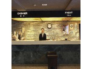 a woman standing behind a bar in a room at Wano Resort Hazu - Vacation STAY 25560v in Gamagōri