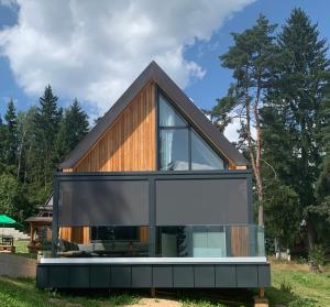 una casa con una grande finestra sul lato di Lipno View Jenišov a Jenišov