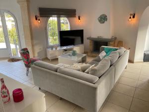 TV a/nebo společenská místnost v ubytování CASA SERENITA charming villa with swimming pool