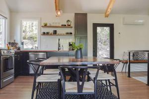 cocina con mesa y sillas en una habitación en Mossy Moody Cabin in High Falls, NY, en High Falls