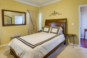 une chambre avec un grand lit et un miroir dans l'établissement Birmingham Home with Yard - 15 Mi to Downtown!, à Birmingham