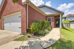 une maison en briques avec un garage et une allée dans l'établissement Birmingham Home with Yard - 15 Mi to Downtown!, à Birmingham