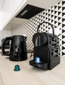 Príslušenstvo na prípravu kávy alebo čaju v ubytovaní Praga Bliska Comfort Studio