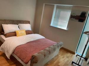 Un dormitorio con una cama sin señal. en 2 Bedroom Stunning Penthouse city view, en Bradford