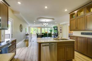Η κουζίνα ή μικρή κουζίνα στο Lakefront Osage Beach Retreat with Boat Slip!