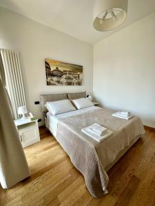 A bed or beds in a room at Due Passi dal Porto