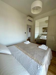 A bed or beds in a room at Due Passi dal Porto