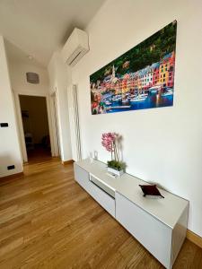 A television and/or entertainment centre at Due Passi dal Porto