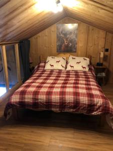 Ένα ή περισσότερα κρεβάτια σε δωμάτιο στο Chalet au pied des pistes du Cambre d Aze