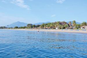 een persoon in het water op een strand bij Maison centre-ville in Penta-di-Casinca