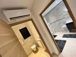 een badkamer met een douche en een toilet in een kamer bij Maison centre-ville in Penta-di-Casinca
