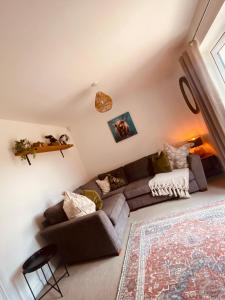 sala de estar con sofá y silla en The Belfry 3 Bedrooms 2 Bathrooms Contractors & Family en Higham Ferrers