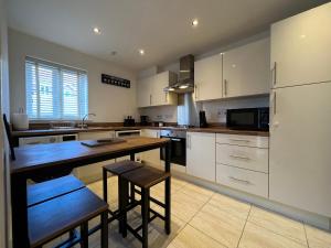 A kitchen or kitchenette at The Belfry 3 Bedrooms 2 Bathrooms Contractors & Family