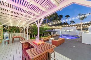 an outdoor patio with a pergola and a table at Universal Studios Villa with Pool & Guesthouse in Los Angeles