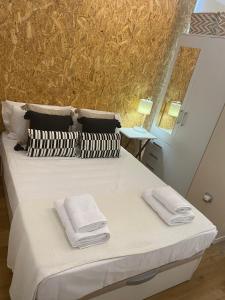 um quarto com uma cama com duas toalhas em ESPACIO19 em Córdoba