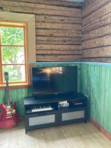 TV a/nebo společenská místnost v ubytování Cozy private house with patio near the beach!