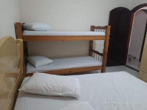 Двухъярусная кровать или двухъярусные кровати в номере Chácara Vicente Gazzi