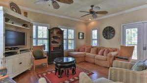 Televiisor ja/või meelelahutuskeskus majutusasutuses Joy Happens - Pet friendly with additional pet fee