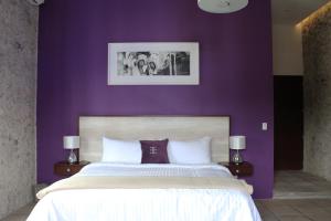 El Encanto في بوبلا: غرفة نوم أرجوانية بسرير كبير ومصباحين