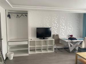 TV a/nebo společenská místnost v ubytování Ruhiges Zimmer im Gasthaus