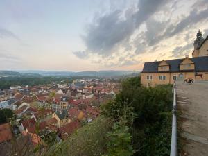 a view of a city from a hill at Ruhige Ferienwohnung Lutherstraße in Rudolstadt