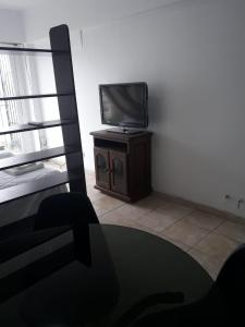 Súper Luminoso en Caballito في بوينس آيرس: غرفة معيشة مع تلفزيون يجلس على طاولة