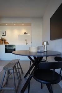 uma cozinha com uma mesa e duas cadeiras e um balcão em Studio23 Knokke em Knokke-Heist