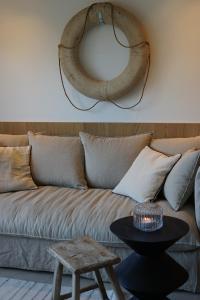 uma sala de estar com um sofá e uma mesa em Studio23 Knokke em Knokke-Heist