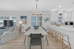 Köök või kööginurk majutusasutuses Pelican Paradise - Near Gulf Place 2 pools and dogs allowed with pet fee