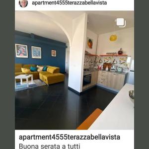 sala de estar con sofá amarillo y cocina en Appartamento Terrazza Bella Vista, en Cisternino