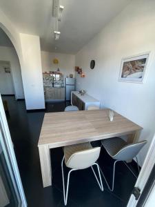 una mesa de madera y sillas en una habitación en Appartamento Terrazza Bella Vista, en Cisternino