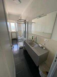 y baño con lavabo y espejo. en Appartamento Terrazza Bella Vista, en Cisternino