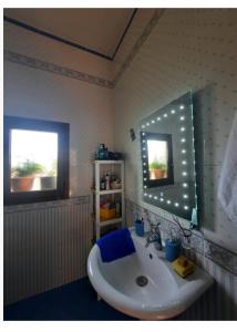 W łazience znajduje się umywalka i lustro. w obiekcie Guest room near historical center we Wlorze