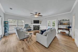 Televiisor ja/või meelelahutuskeskus majutusasutuses Rainbow Fish - 50 Steps To The Beach and Large Private Pool with hot tub