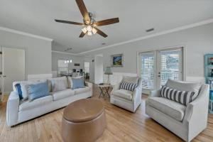 Istumisnurk majutusasutuses Rainbow Fish - 50 Steps To The Beach and Large Private Pool with hot tub