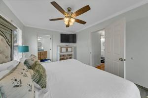 Voodi või voodid majutusasutuse Rainbow Fish - 50 Steps To The Beach and Large Private Pool with hot tub toas +36 fotot