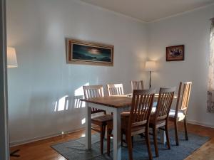 a dining room with a table and chairs at Stålemara Gård Lilla gula huset på landet in Fågelmara