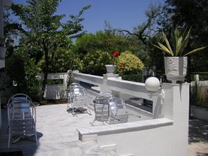 - un ensemble de chaises assises sur une terrasse dans l'établissement Danae Hotel, à Thasos