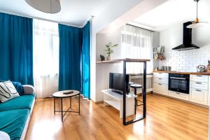 a living room with a couch and a television at Apartament La Lemur in Nowy Sącz