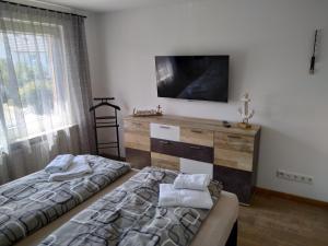 ein Schlafzimmer mit einem Bett und einem TV an der Wand in der Unterkunft Ferienhaus Eckernfeld Bremerhaven in Bremerhaven