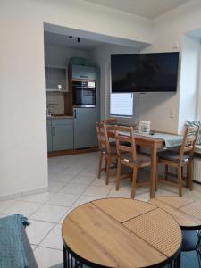 a kitchen and dining room with a table and chairs at Ferienhaus Eckernfeld Bremerhaven in Bremerhaven +8 photos