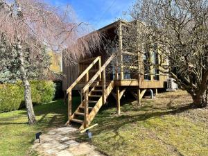 una casa de madera con una escalera que conduce a ella en Cabane Jacomeli Genève en Collonges-sous-Salève