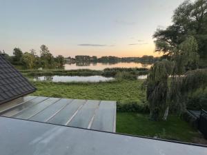 widok na jezioro z dachu domu w obiekcie Ferienwohnung am See w mieście Heilshoop