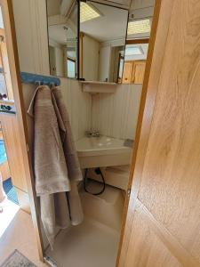 a bathroom with a sink and a mirror and towels at Peipsi Tiheda Чудское озеро in Tiheda