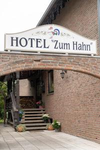 een hotel zermain bord aan de zijkant van een bakstenen gebouw bij Hotel zum Hahn in Garbsen