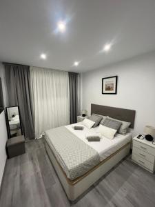Un dormitorio con una cama grande en una habitación. en Apartamento Cristina 3 - Playa Arenal Bol, en Calpe 13 fotos más