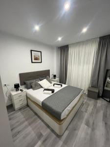Un dormitorio con una cama grande en una habitación. en Apartamento Cristina 3 - Playa Arenal Bol, en Calpe